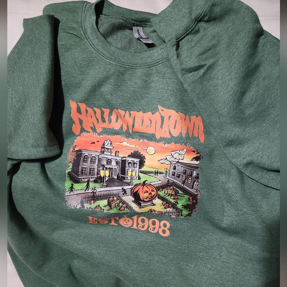 New Gildan unisex brand Halloweentown sweatshirt large